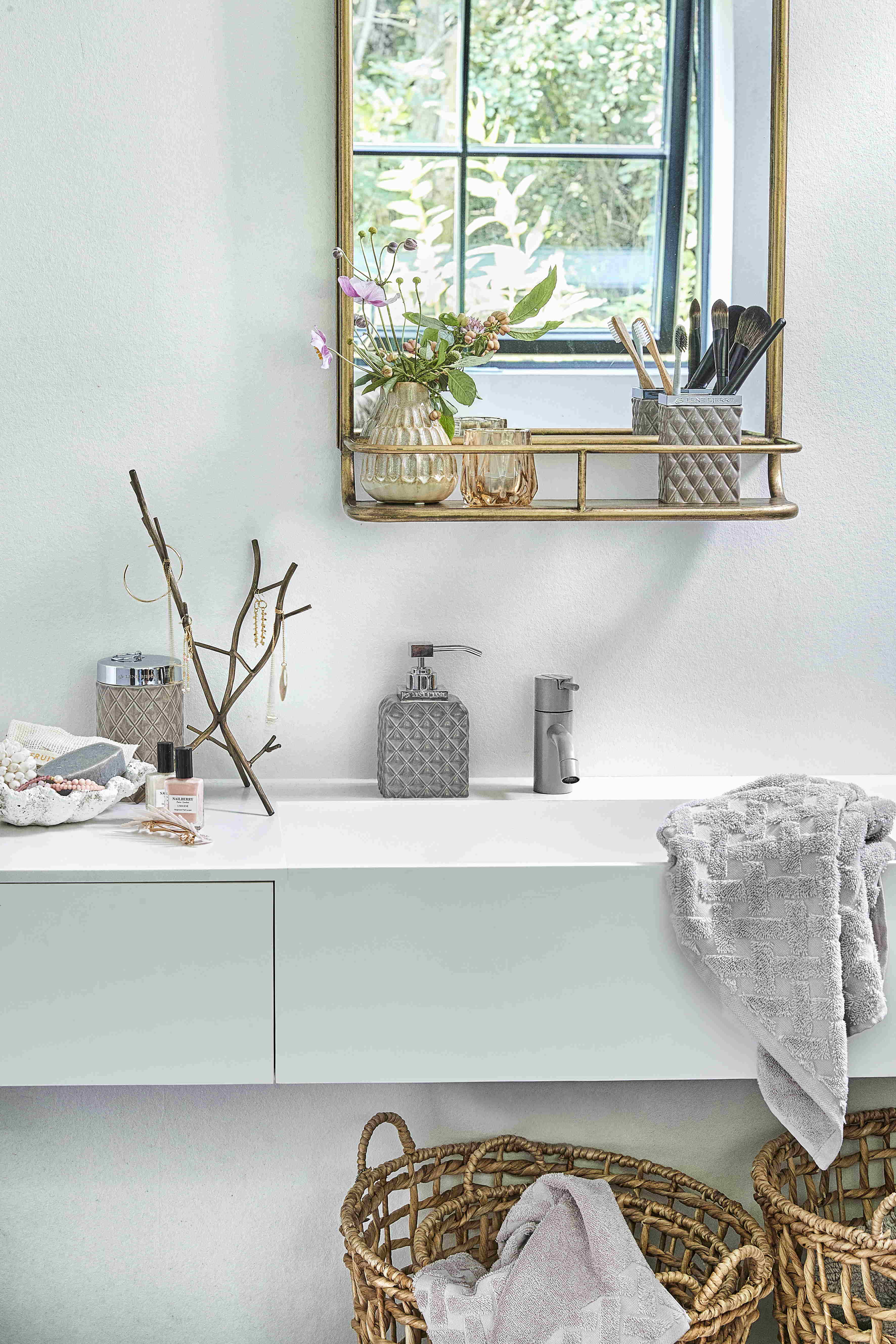 ELEGANCKI_KOMPLET_LAZIENKOWY_ZLOTE_LUSTRO_LAZIENKOWE_STOJAK_KOSZE_NA_PRANIE_LENE_BJERRE_POLSKA_SKLEP_OUTLET_DESIGNBYWOMEN